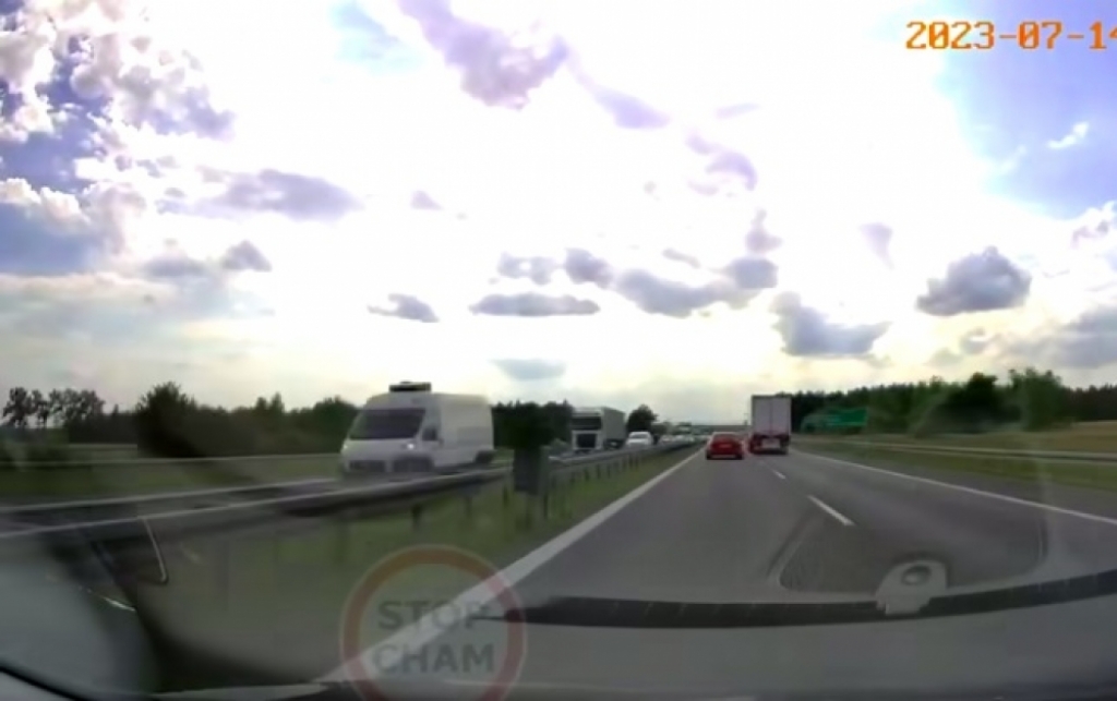 Spacer z rowerem wzdłuż trasy S8, niedaleko Oleśnicy [FILM] - Fot: Stop Cham