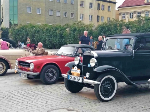 Klasyczne samochody wjechały na wrocławski pl. Wolności - 1