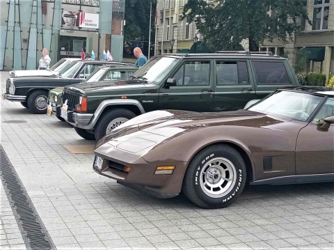 Klasyczne samochody wjechały na wrocławski pl. Wolności - 2