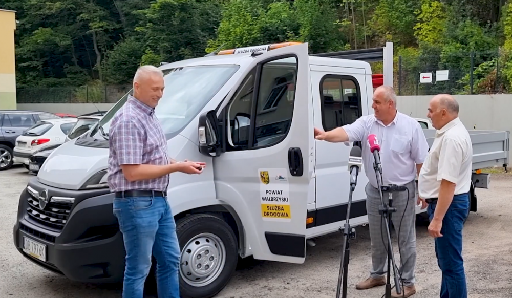 Starostwo Powiatowe kupiło swoim pracownikom samochód - fot. Powiat Wałbrzych