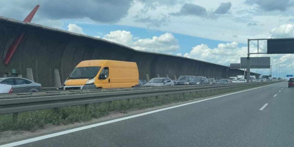 Awaria osobówki na AOW - fot. użyczone / Facebook - Dolnośląskie, Wrocław: utrudnienia w ruchu drogowym