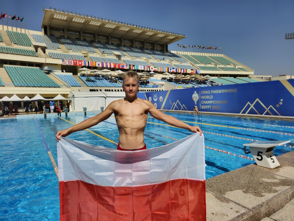 W płetwach przez baseny na całym świecie. 15-latek z Wrocławia mistrzem finswimmingu - fot. Wiktor Smoszna