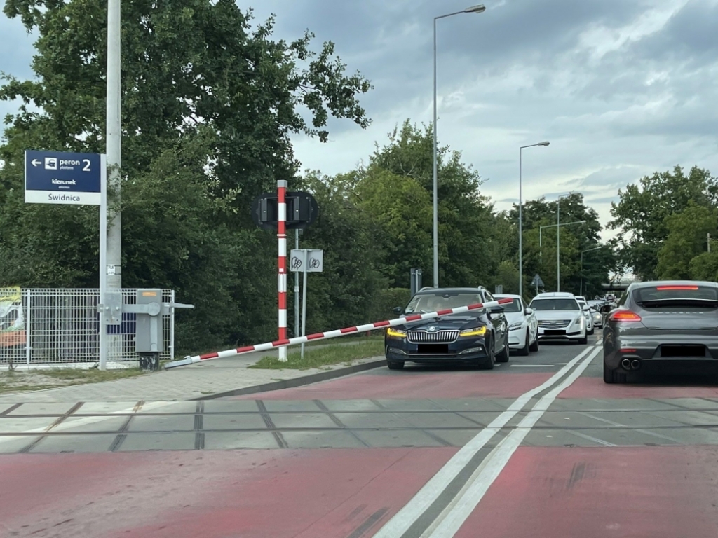 Samochód wjechał pod szlaban na Grota-Roweckiego. Ogromne korki - fot. Słuchacz