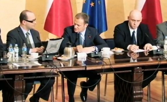Jeden z szefów Naszej Klasy krytykuje blogerów za paktowanie z Tuskiem (Posłuchaj) - Donald Tusk wśród blogerów. Z lewej Jarosław Lipszyc, z prawej Piotr "VaGla" Waglowski (Kadr z wideo z profilu Kancelarii Premiera w YouTube)