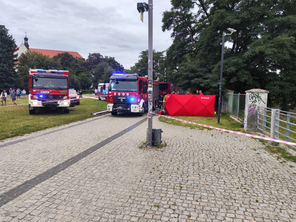 Tragedia na Wyspie Słodowej we Wrocławiu. Mężczyzna wpadł do Odry - fot. Komenda Miejska PSP we Wrocławiu