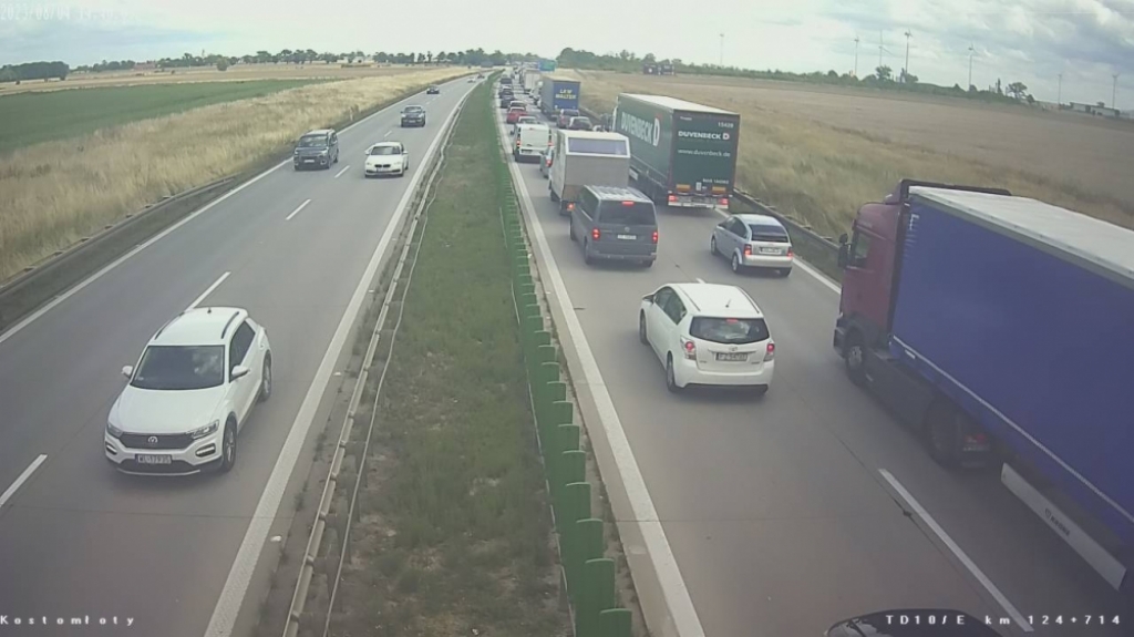 Kolizja pięciu osobówek na A4. Przez kilka godzin tworzył się długi zator - fot. kamery GDDKiA