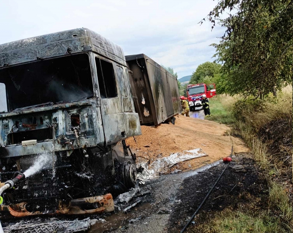 O krok od tragedii podczas żniw w Bolkowie. Z ciężarówki pozostał tylko wrak - fot. Słuchacz