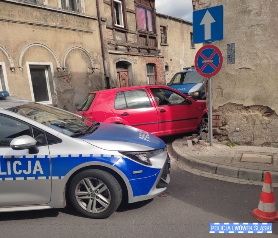 Pościg za pijanym kierowcą zakończył się na ścianie budynku - Fot: dolnośląska policja