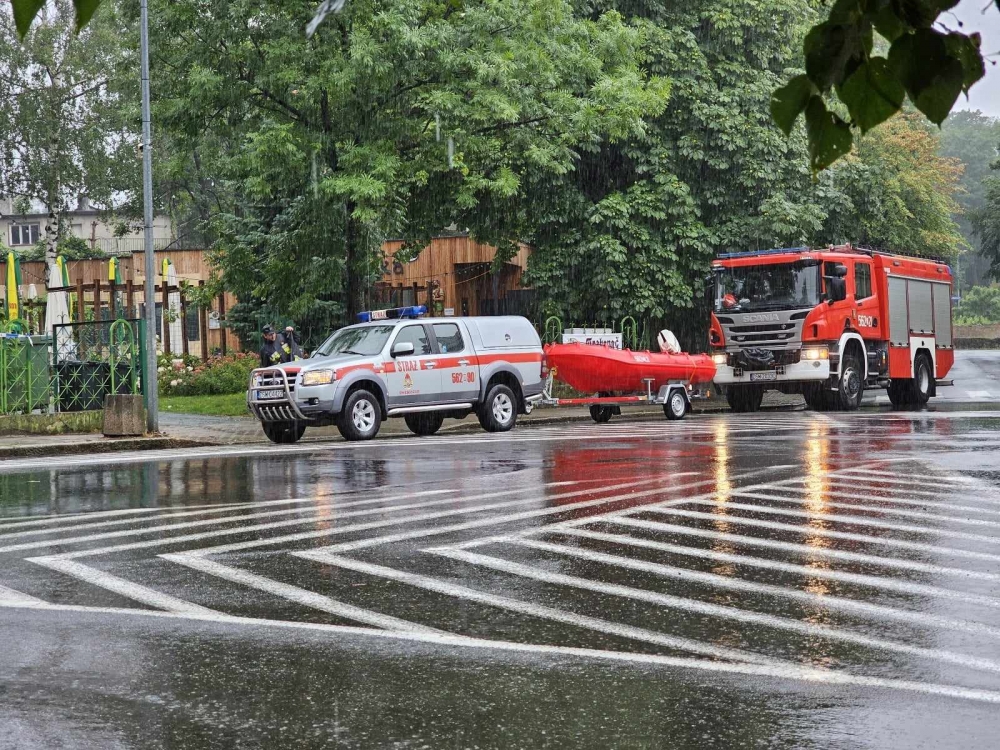 Trwają poszukiwania mężczyzny, który wpadł do stawu w Świebodzicach - fot. Bartosz Szarafin