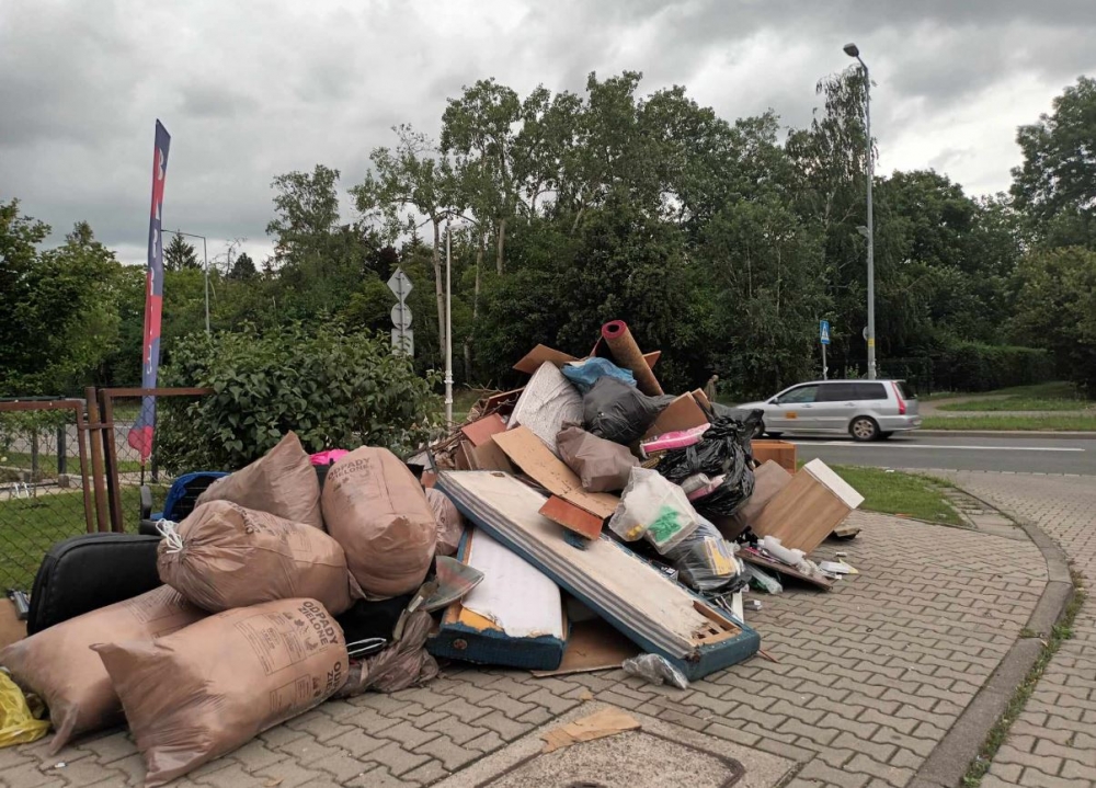 Góry śmieci wokół wrocławskich kontenerów na gabaryty - fot. Elżbieta Osowicz