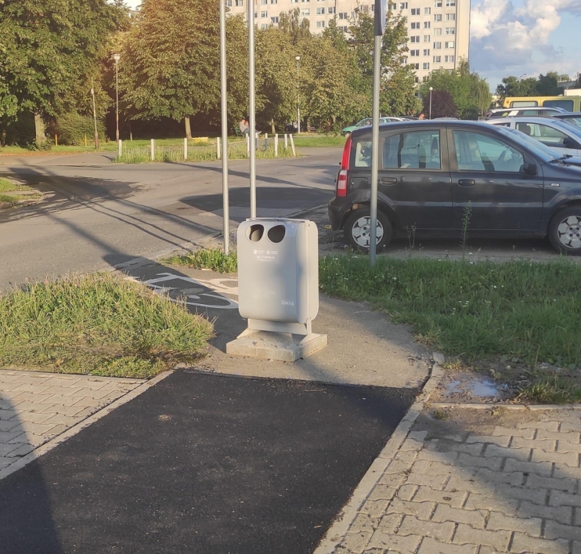 ZDJĘCIE DNIA: Rowerzysto - uważaj na... śmietnik - fot. użyczone