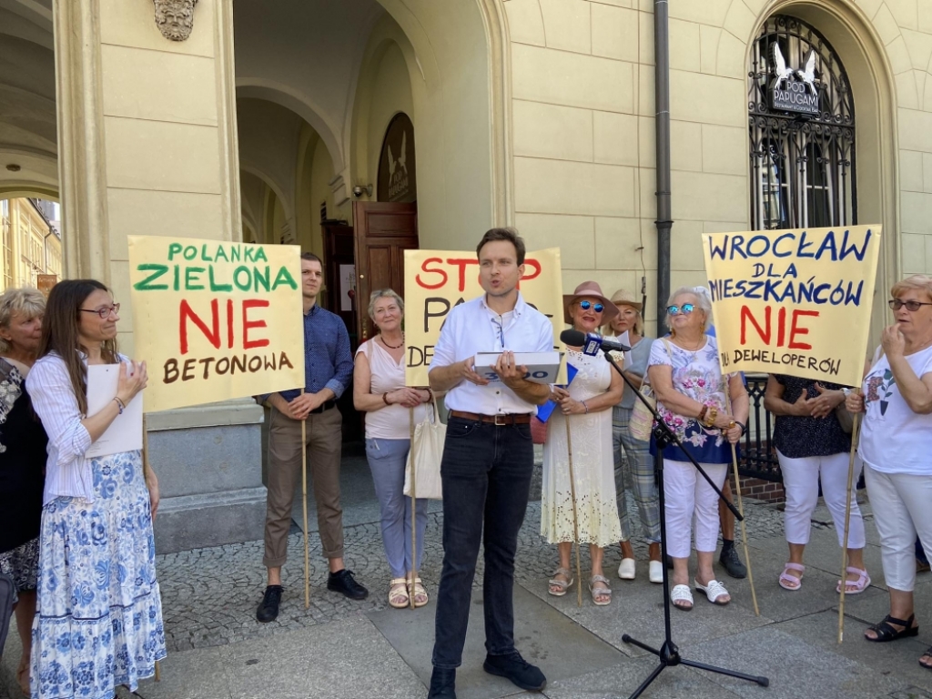 3,5 tysiąca podpisów pod protestem mieszkańców Różanki. Nie chcą wysokiego bloku na swoim osiedlu - fot. Martyna Czerwińska