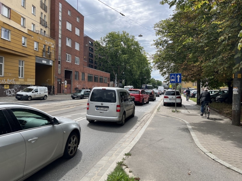 Urwana droga rowerowa - zmora cyklistów - fot. Aleksander Ogrodnik
