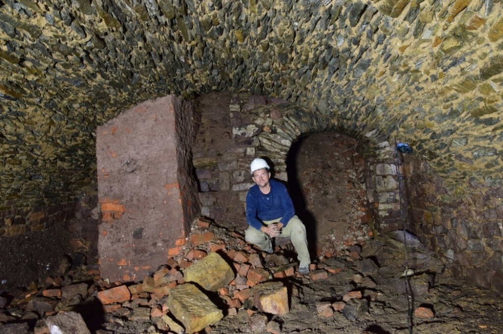 Jako pierwsi po 200 latach weszli do dawnej rycerskiej spiżarni – fot. Jakub Ciołko