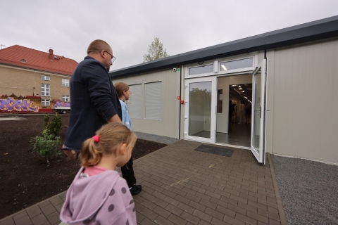 Na wrocławskich Maślicach zaczęła działać pierwsza w mieście kontenerowa szkoła - 1
