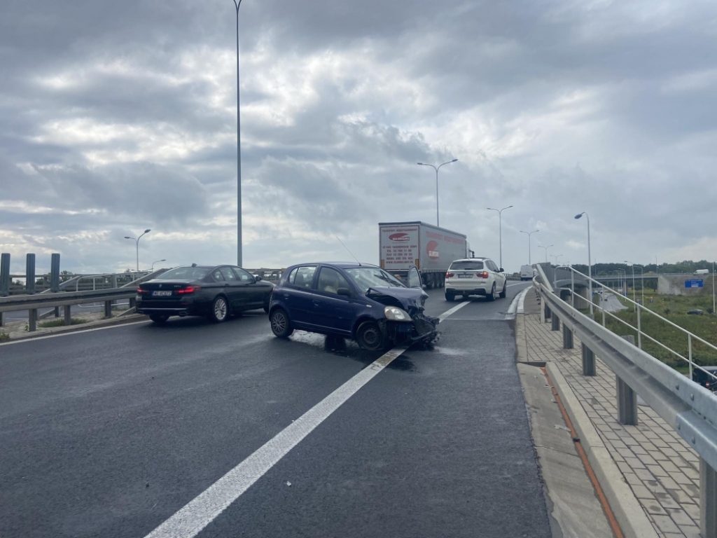 Kolizja na łączniku S5 i AOW. Auto uderzyło w bariery - fot. RW