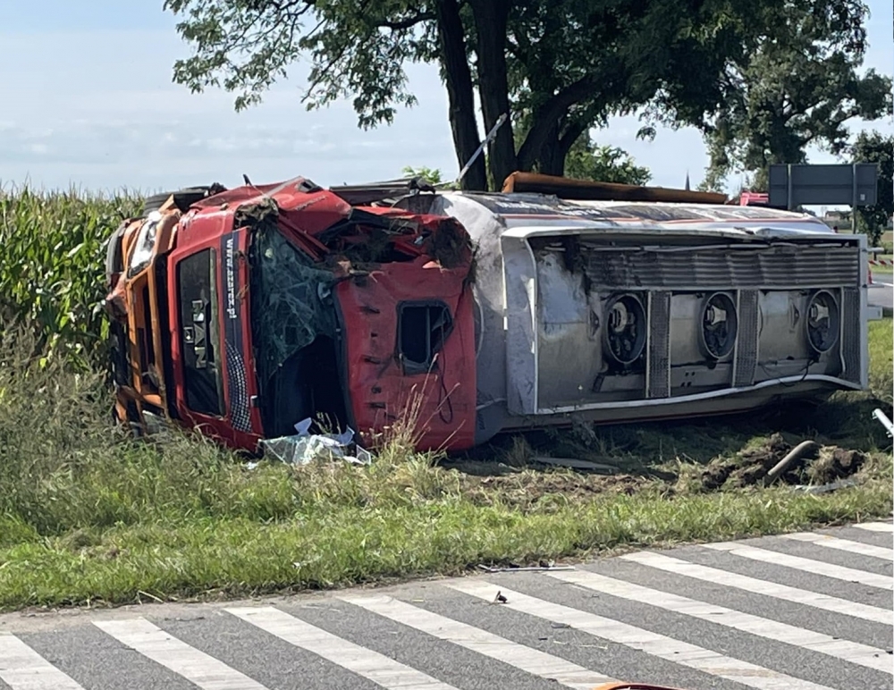 Wypadek cysterny na trasie do Miłoszyc. Poszkodowany kierowca był uwięziony z pojeździe - fot. Facebook @Wojnowice