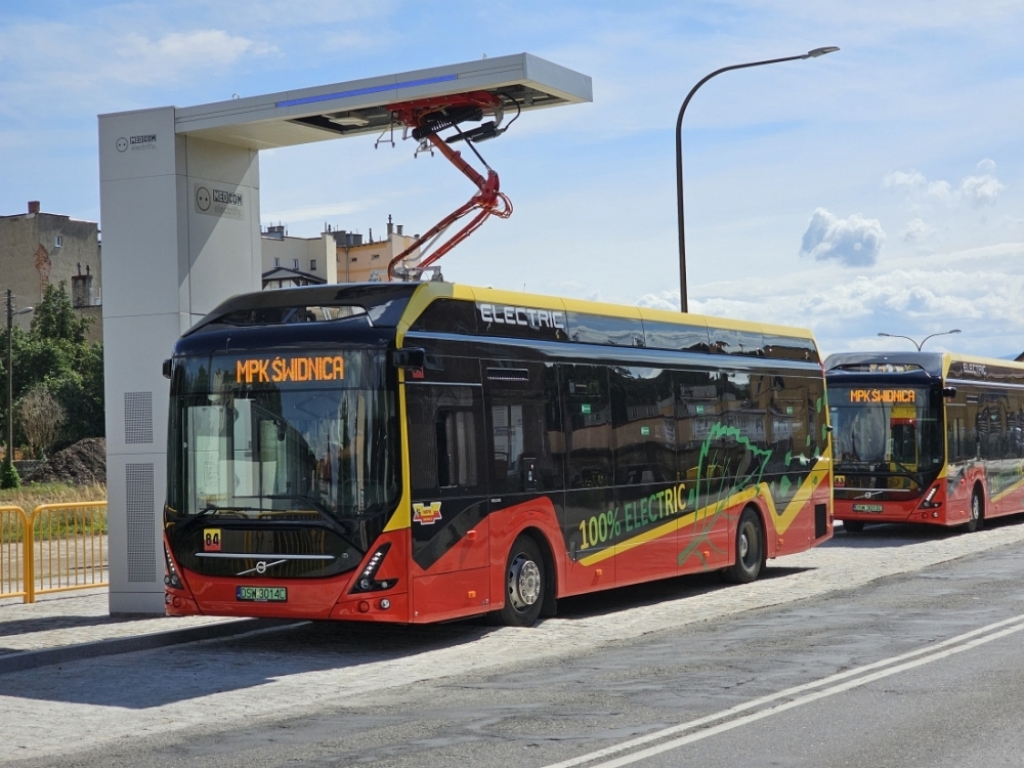 W Świdnicy na elektryczne autobusy, poza zajezdniami, czekają trzy 3 ładowarki - Fot: Bartosz Szarafin