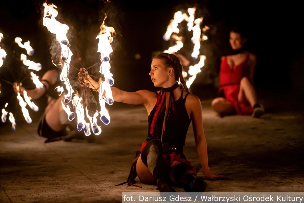 Niecodziennie show pełne ognia i świateł, już dziś startuje VII Dolnośląski Festiwal Ognia - fot. Dariusz Gdesz / WOK