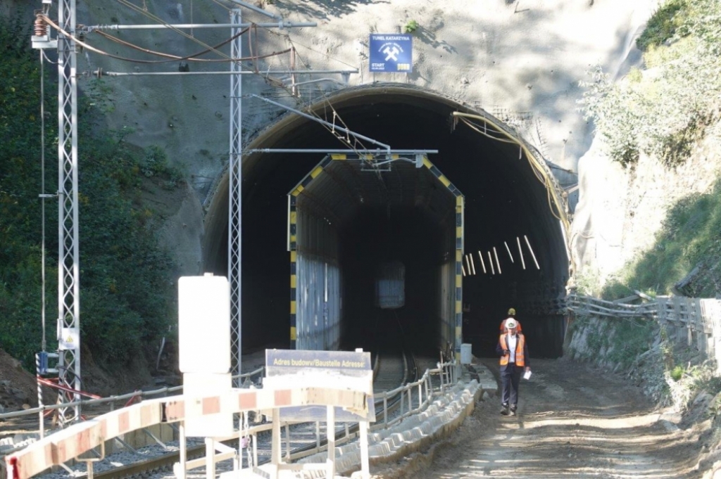 Poszerzany tunel kolejowy na linii Wrocław - Jelenia Góra prawie gotowy - Fot: Piotr Słowiński