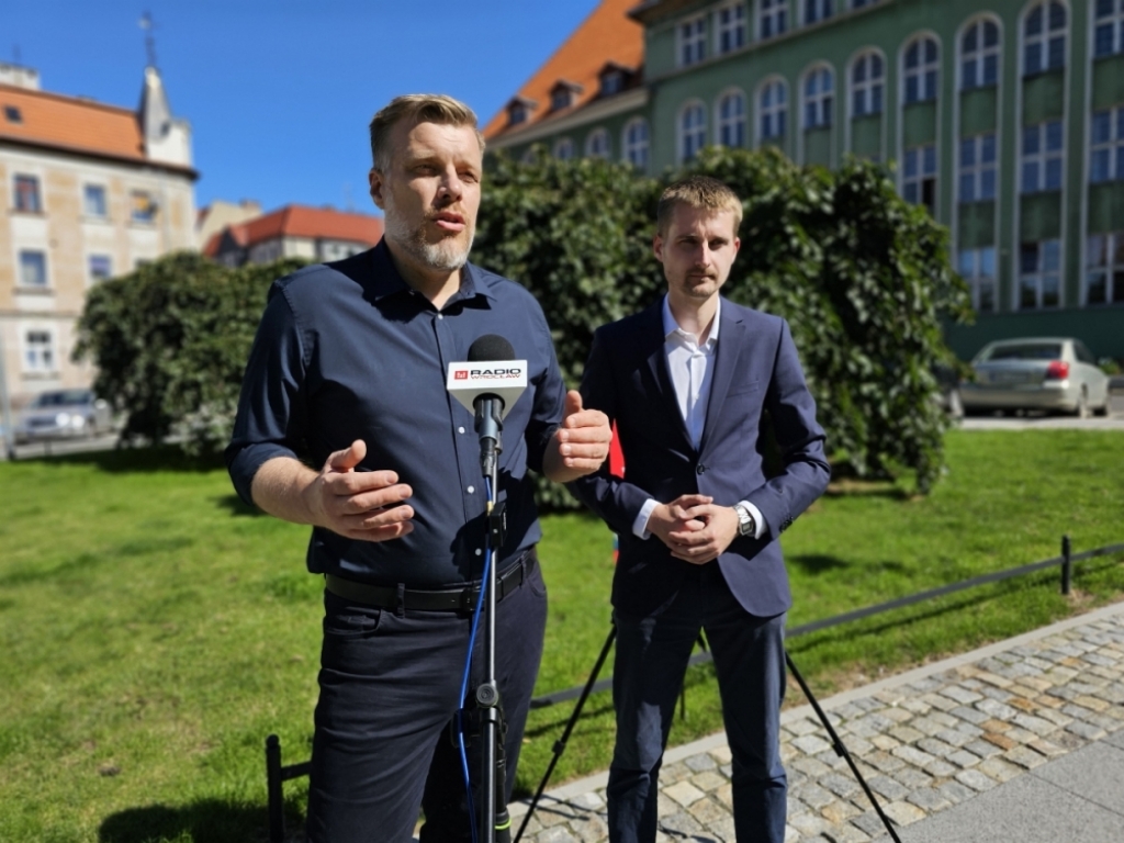 Obiecują lepsze warunki finansowe w budżetówce - fot. Bartosz Szarafin