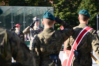 Nowi Oficerowie Wojska Polskiego promowani na wrocławskim placu Wolności