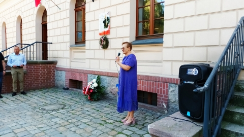 Kwiaty przed tablicą upamiętniającą Kornela Morawieckiego - 0
