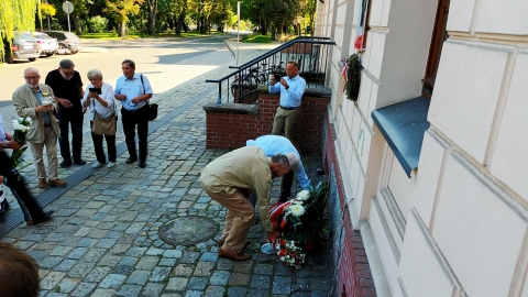 Kwiaty przed tablicą upamiętniającą Kornela Morawieckiego - 1