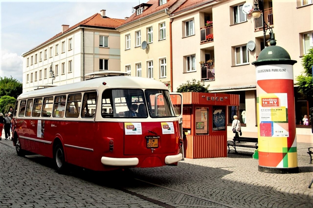 Plenerowa wystawa Centrum Historii Zajezdnia ruszyła w regionalną trasę – fot. mat. prasowe