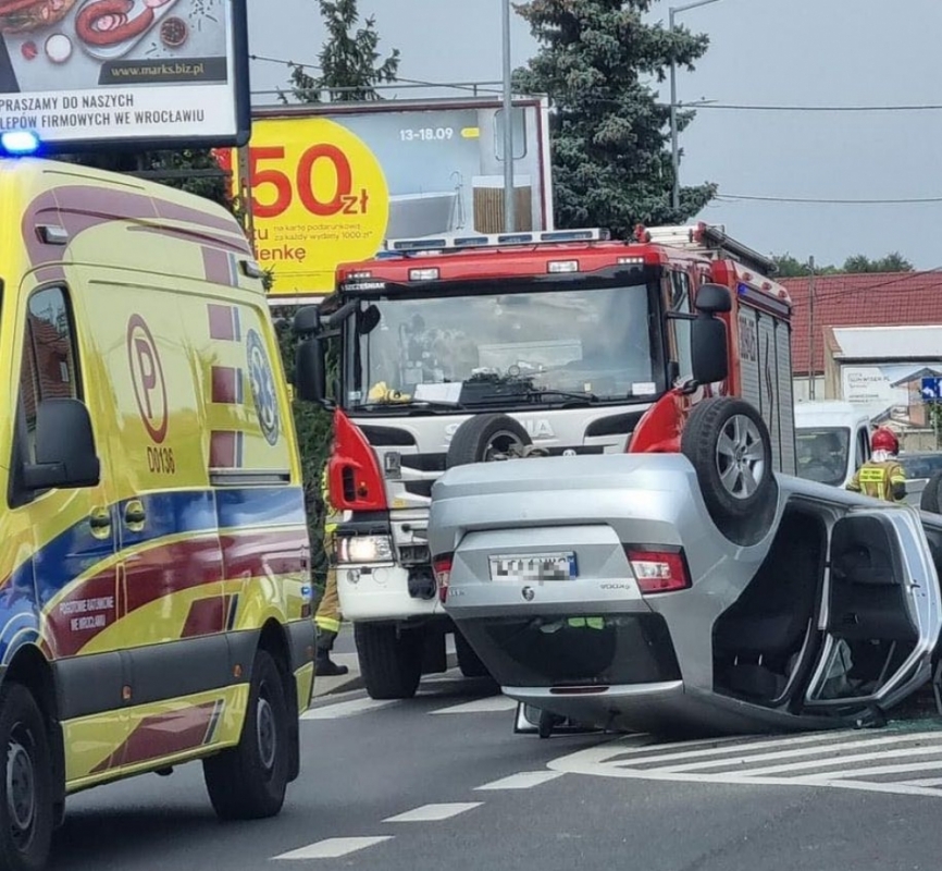 Utrudnienia w Bielanach Wrocławskich. Auto na dachu - Fot. Krzysztof Lippik