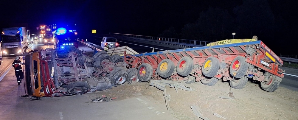 Wypadek na autostradzie A4. Utrudnienia zakończyły się nad ranem - Fot: OSp Zagrodno/FB