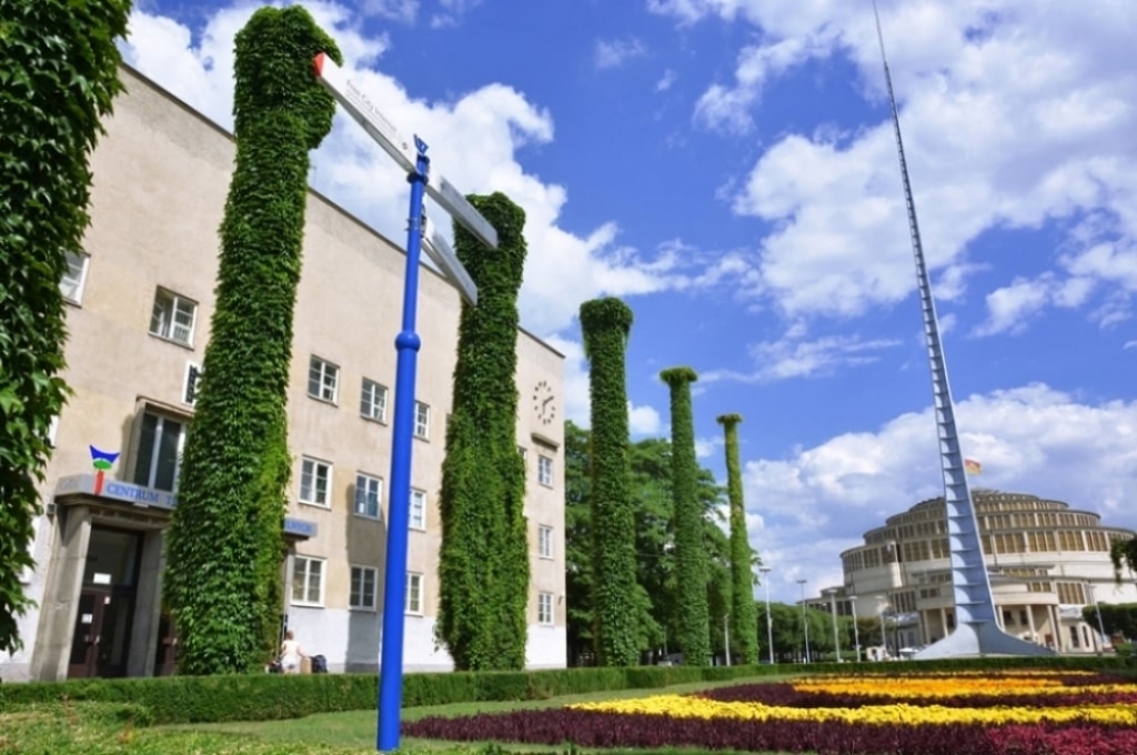 Teoria w parze z praktyką. CETA i DCF będą szkolić uczniów Technikum nr 15 we Wrocławiu - fot. Wikipedia/CC BY-SA 4.0