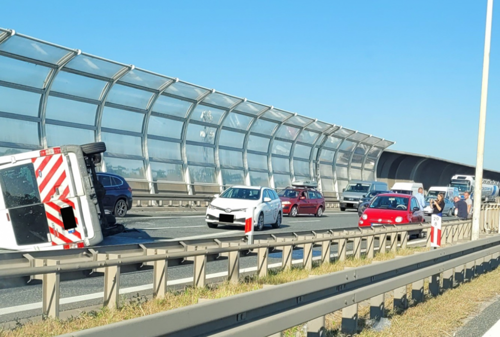 Poważne utrudnienia na AOW. Bus leży w poprzek drogi [FILM] - fot. użyczone