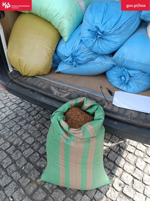 Funkcjonariusze KAS podczas kontroli ciężarówki znaleźli tonę nielegalnego tytoniu - 3