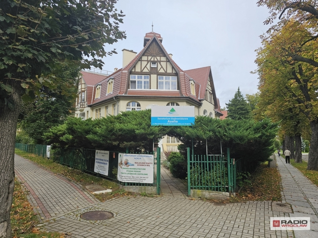 Sanatorium Azalia w Szczawnie-Zdroju ma nowy dach - Fot. Bartosz Szarafin