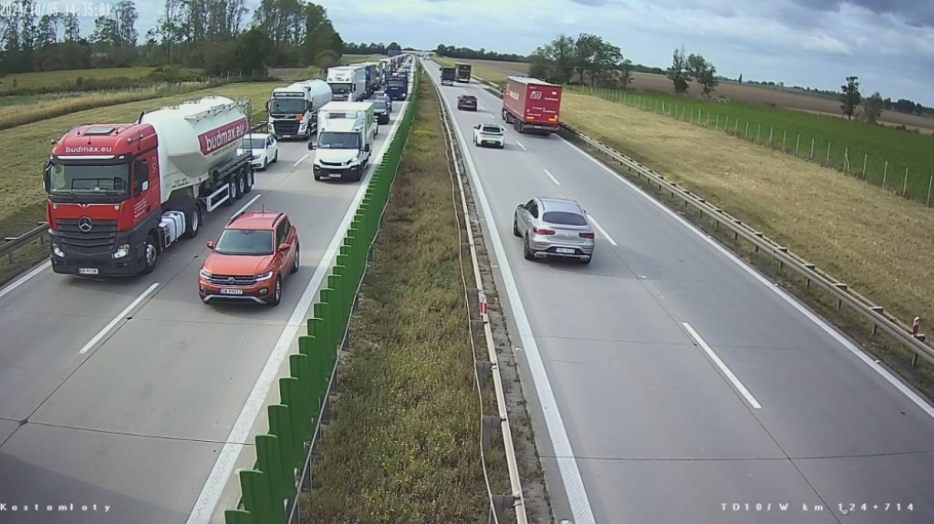 Kolizja 3 pojazdów na A4. Tworzy się długi korek - fot. kamery GDDKiA