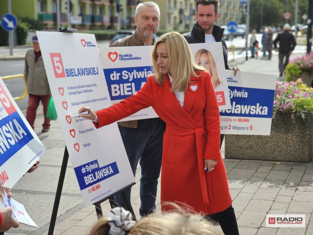Wiceprezydentka Wałbrzycha prezentuje "Piątkę Bielawskiej" - fot. Bartosz Szarafin
