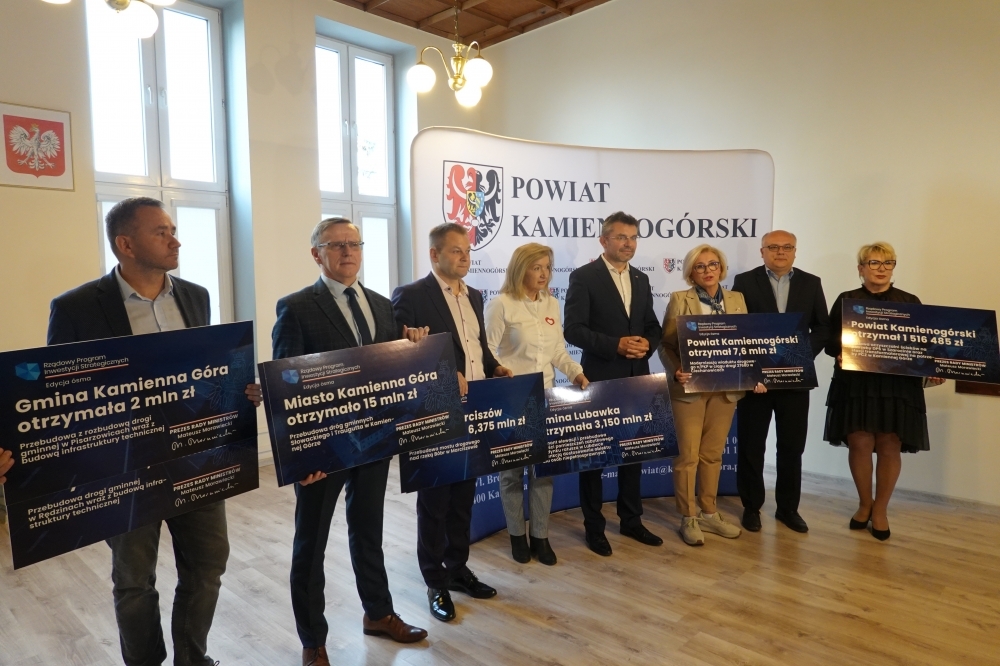 Promesy dla samorządów z powiatu kamiennogórskiego - fot. RW
