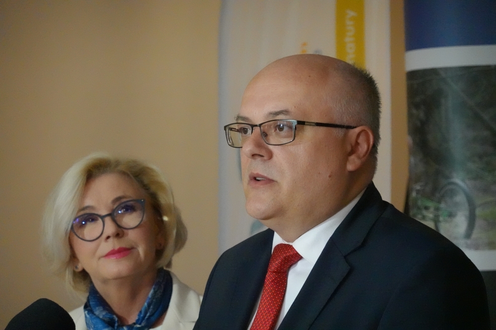 Samorządowcy z regionu jeleniogórskiego odebrali promesy na ważne inwestycje w regionie - fot. RW