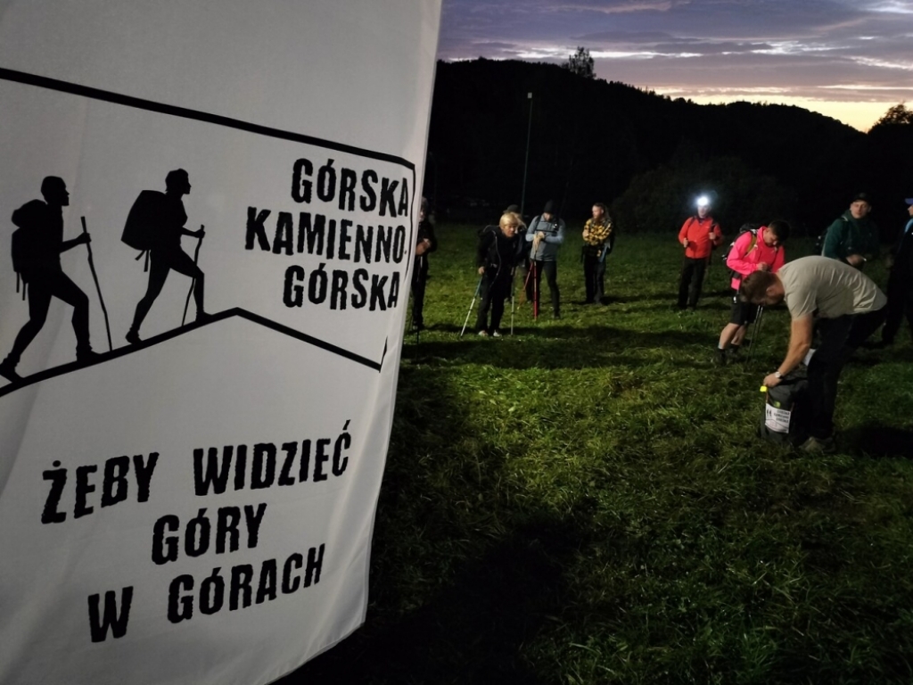 Górska Kamiennogórska. Nie tylko wędrówka. Sprzątają też las - fot. P. Słowiński