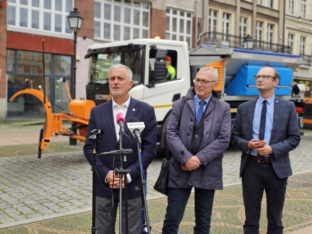 Odśnieżanie Wałbrzycha przejmuje miasto – fot. Bartosz Szarafin