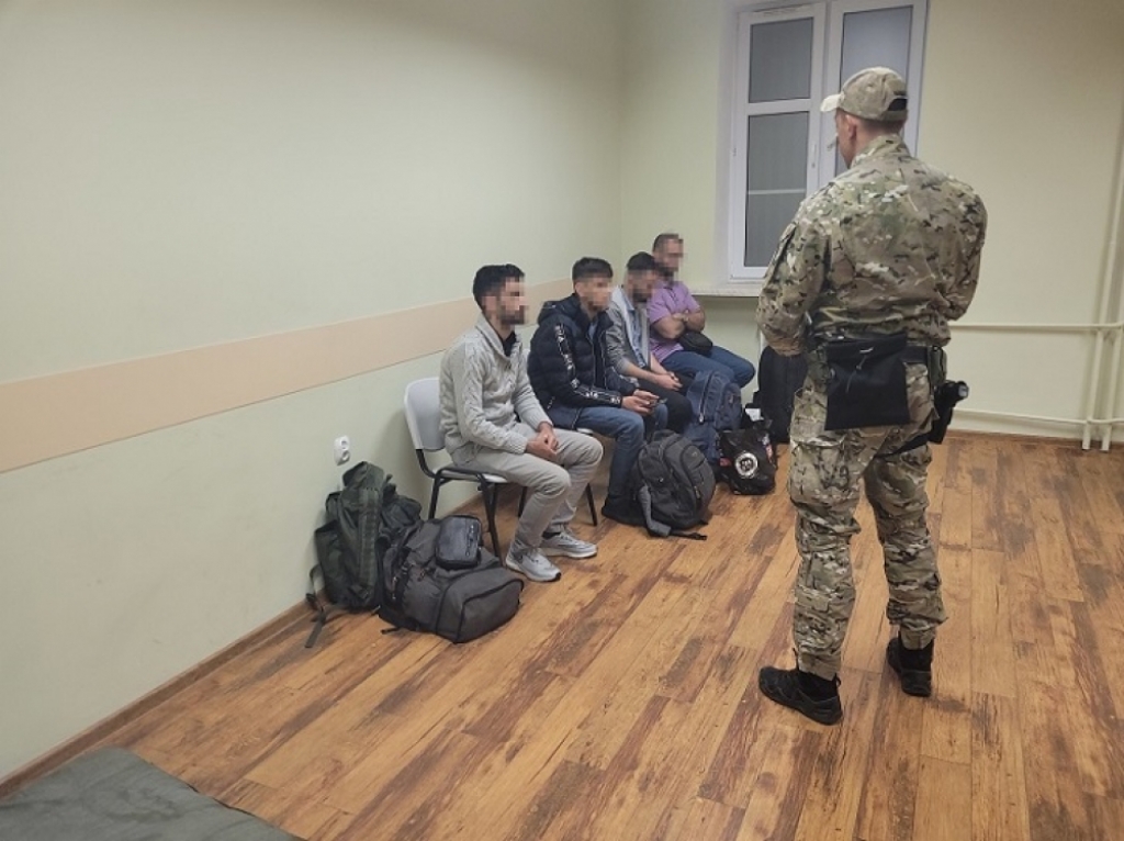 Strażnicy graniczni zatrzymali ośmiu nielegalnych migrantów - https://www.nadodrzanski.strazgraniczna.pl/
