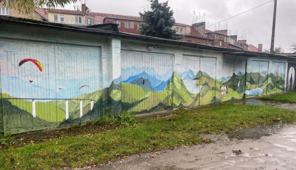 W czynie społecznym postanowił... pomalować garaże sąsiadom - fot. Ida Górska