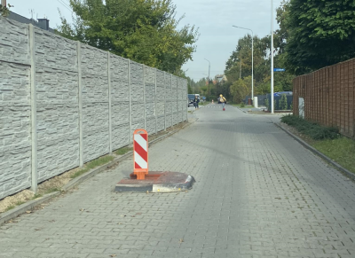 Piesi i samochody z wrocławskich Stabłowic kontra betonowy płot