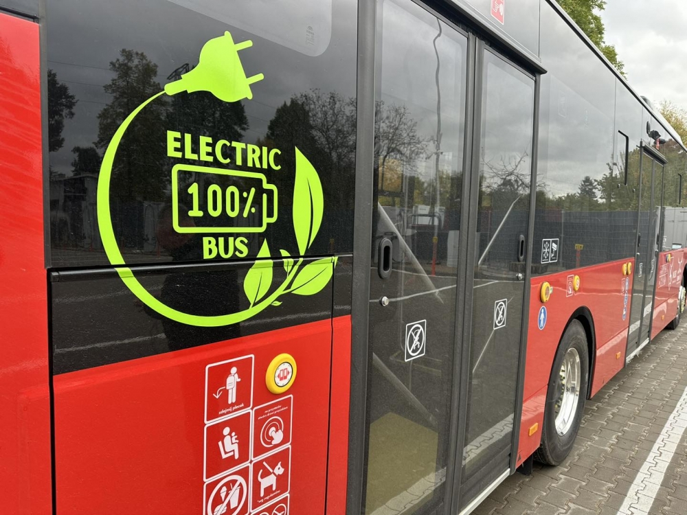 Elektryczne autobusy wkrótce wyjadą na jeleniogórskie ulice - fot. FB Jerzy Łużniak - Prezydent Miasta Jeleniaj Góry
