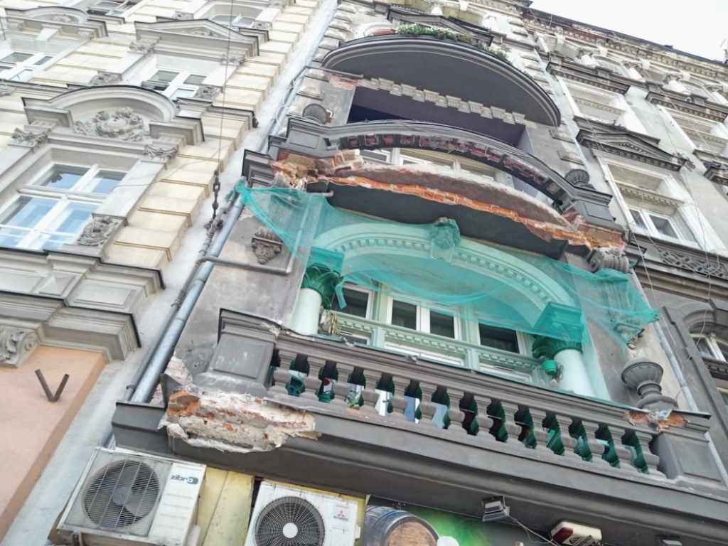 Boją się, że kamienica runie jak balkon  - Fot: Jakub Ciołko