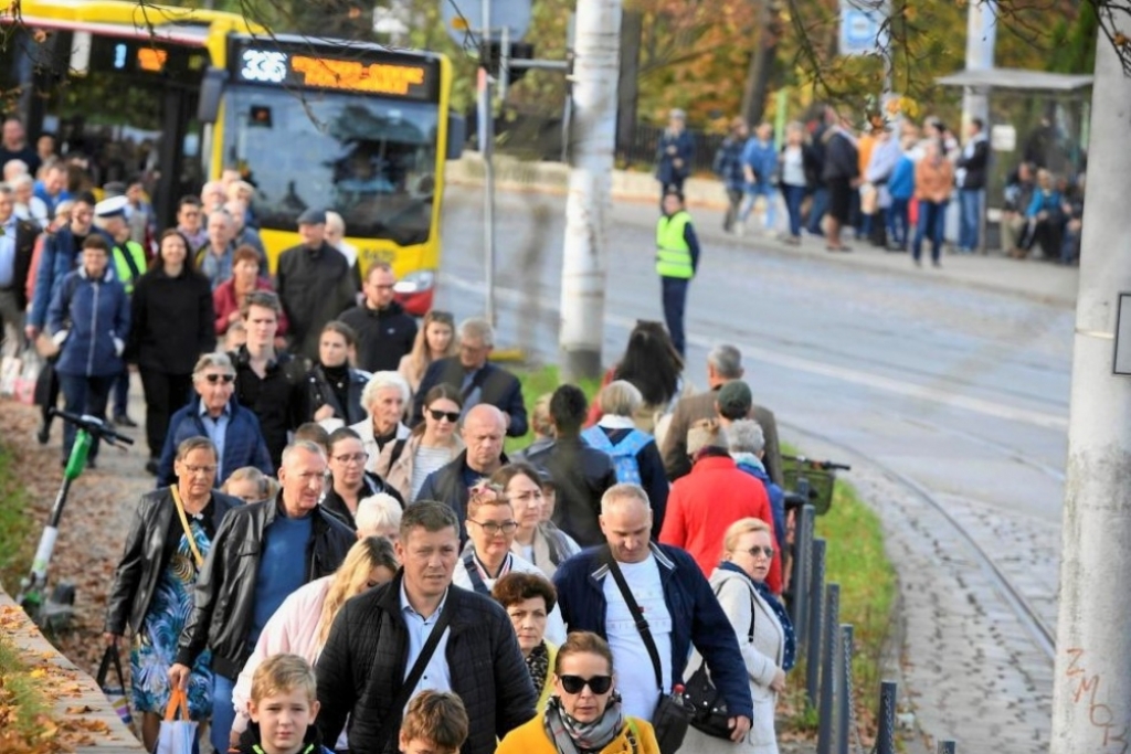 Pasażerowie wrocławskiego MPK zadowoleni z połączeń - fot. Jakub Ciołko