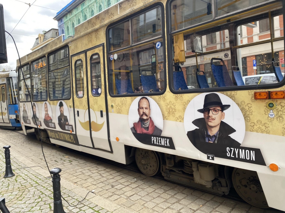 Ma zachęcić panów do badań, wyjątkowy tramwaj wyjechał na wrocławskie ulice - fot. Mateusz Floryczyk