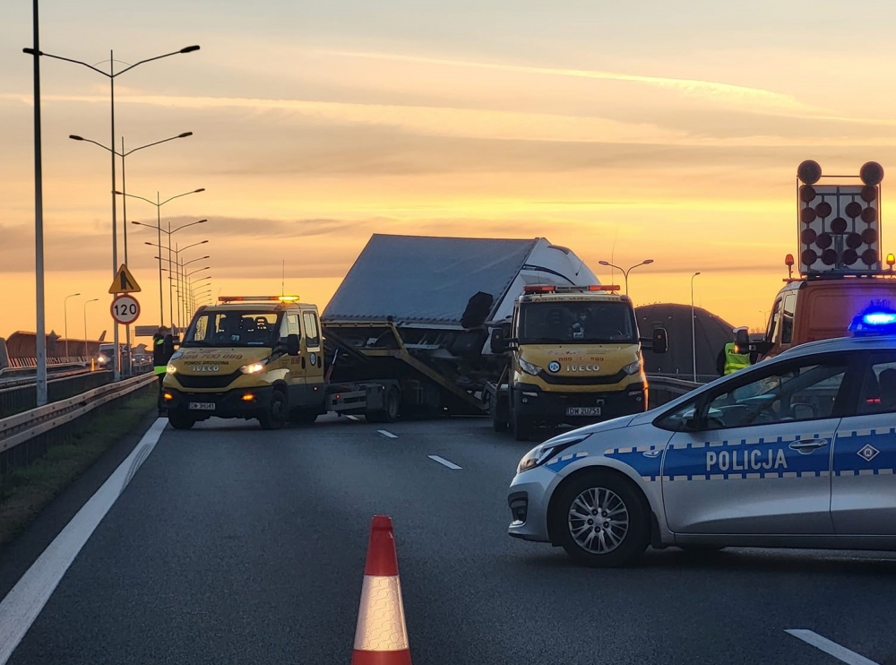 Przewrócona ciężarówka blokowała AOW - fot. użyczone