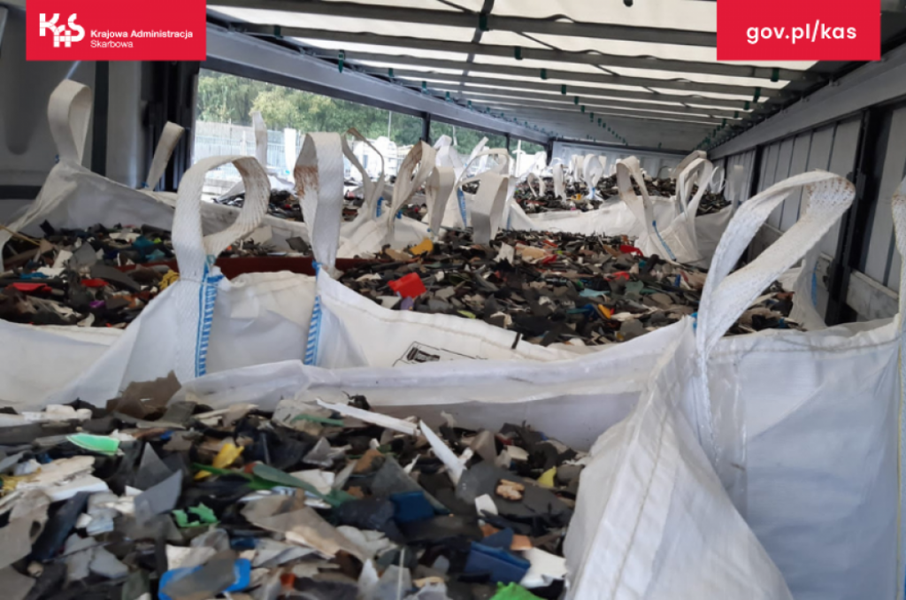 KAS zatrzymała nielegalny transport tworzyw sztucznych z Holandii - fot. KAS